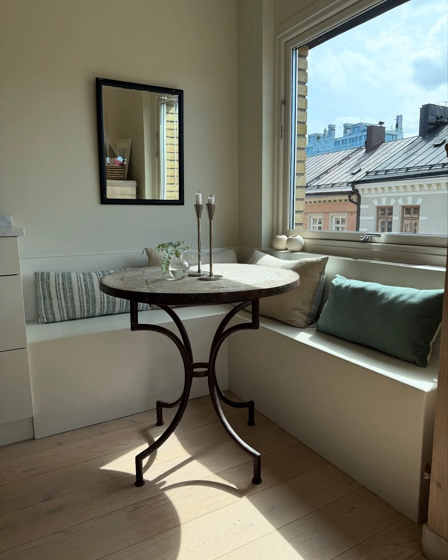 Fönsternesch med sittplats efter renovering